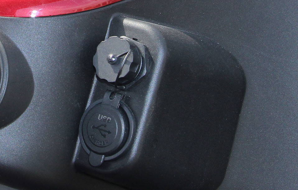 9” MULTI-FUNCTIONAL TOUCHSCREEN WITH CARPLAY COMPATIBILITY